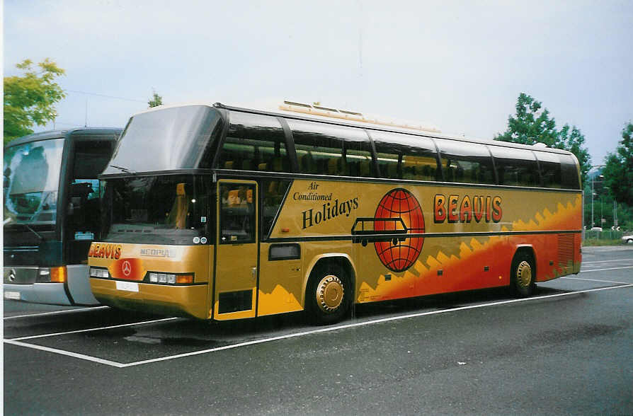 (041'633) - Aus England: Beavis, Bussage Stroud - ALP 2 - Neoplan am 7. Juli 2000 in Thun, Seestrasse