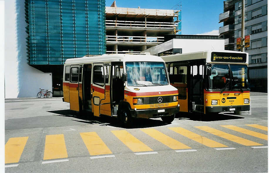 (041'719) - PTT-Regie - P 22'023 - Mercedes am 11. Juli 2000 beim Bahnhof Delmont