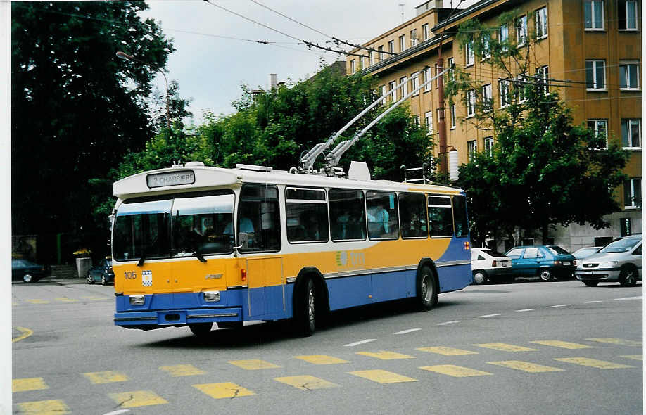 (041'808) - TC La Chaux-de-Fonds - Nr. 105 - FBW/Hess-Haag Trolleybus am 12. Juli 2000 beim Bahnhof La Chaux-de-Fonds
