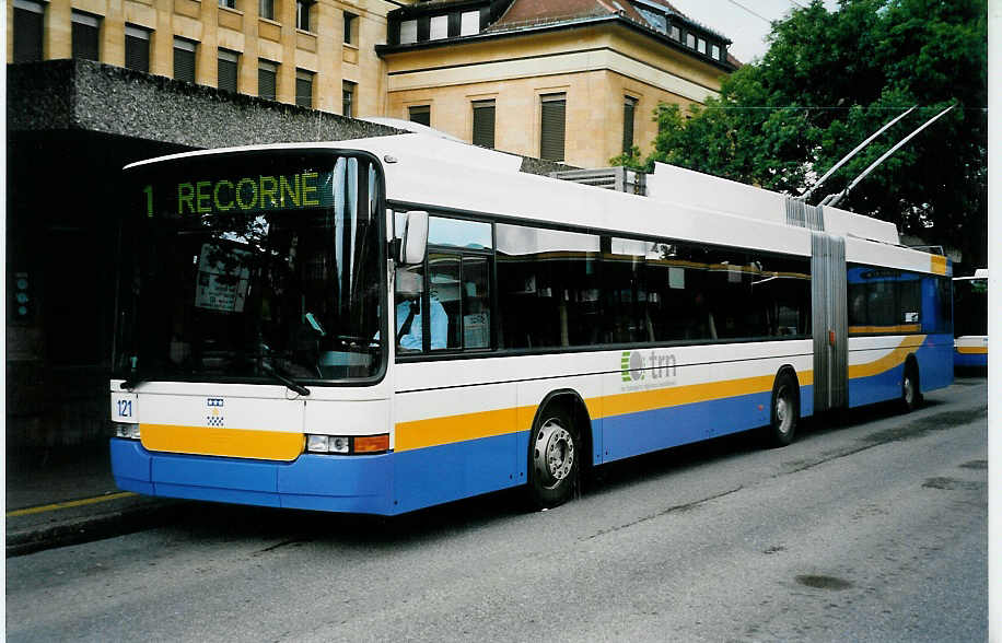 (041'810) - TC La Chaux-de-Fonds - Nr. 121 - NAW/Hess Gelenktrolleybus am 12. Juli 2000 beim Bahnhof La Chaux-de-Fonds