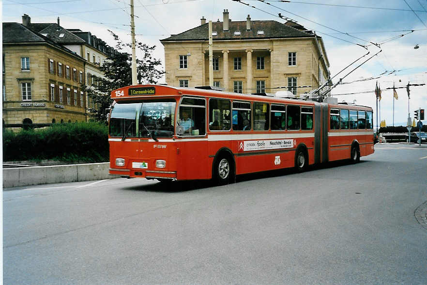 (041'830) - TN Neuchtel - Nr. 154 - FBW/Hess Gelenktrolleybus (ex Nr. 54) am 12. Juli 2000 in Neuchtel, Place Pury
