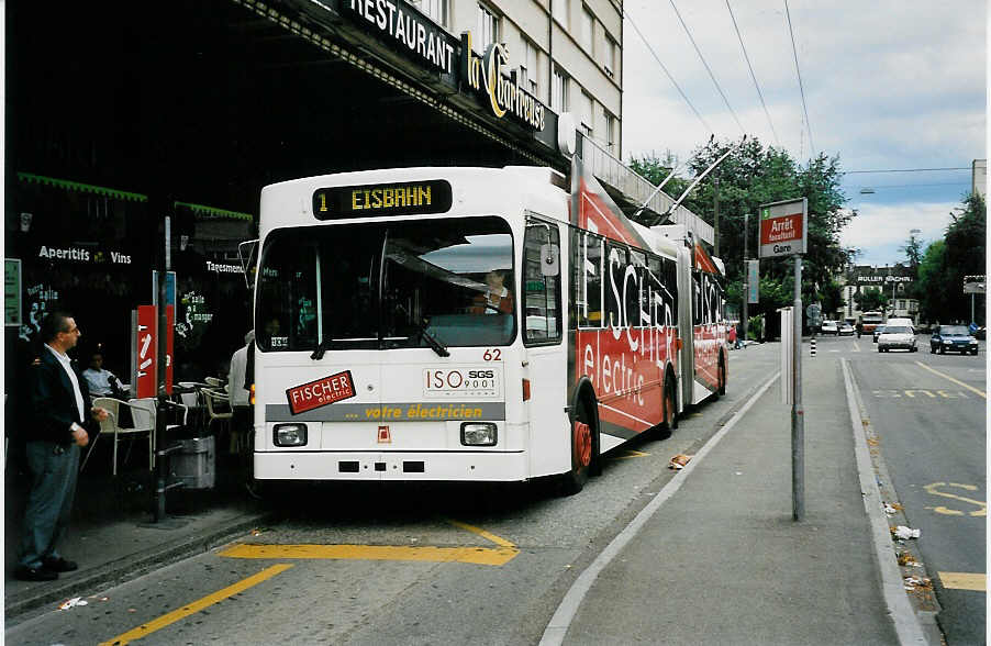 (041'905) - VB Biel - Nr. 62 - Volvo/R&J Gelenktrolleybus am 12. Juli 2000 beim Bahnhof Biel