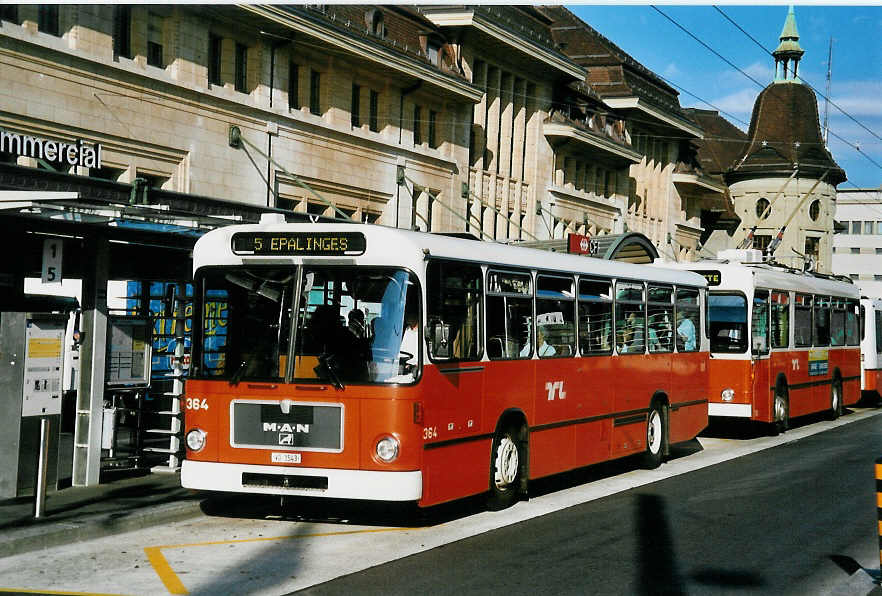 (042'033) - TL Lausanne - Nr. 364/VD 1543 - MAN am 19. Juli 2000 beim Bahnhof Lausanne
