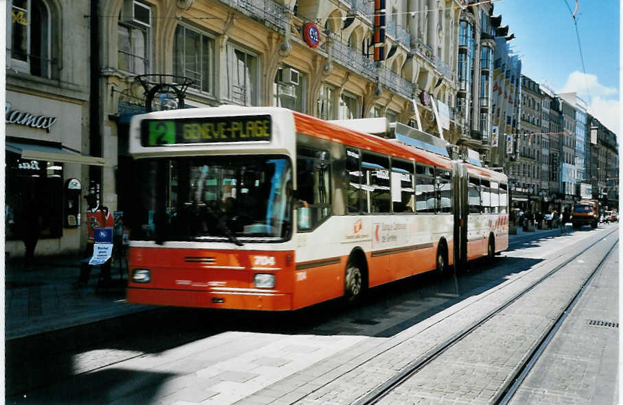 (042'131) - TPG Genve - Nr. 704 - NAW/Hess Gelenktrolleybus am 19. Juli 2000 in Genve, Rue Croix d'Or