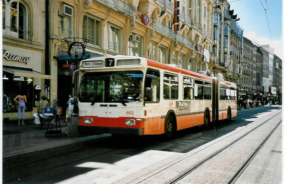(042'203) - TPG Genve - Nr. 662 - Saurer/Hess Gelenktrolleybus am 19. Juli 2000 in Genve, Rue Croix d'Or