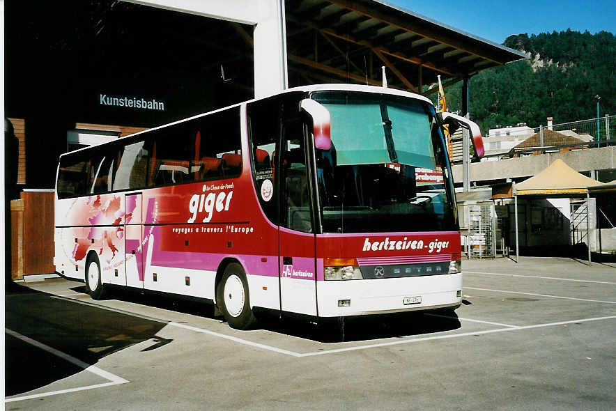 (042'328) - Giger, La Chaux-de-Fonds - NE 496 - Setra am 1. August 2000 in Thun, Grabengut