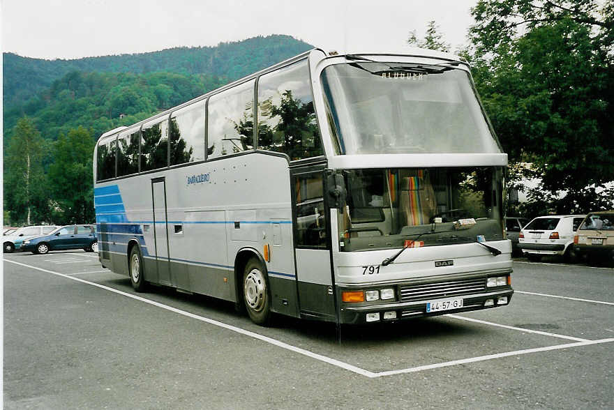 (042'332) - Aus Portugal: Barraqueiro - Nr. 791/44-57-GJ - DAF am 4. August 2000 in Thun, Seestrasse