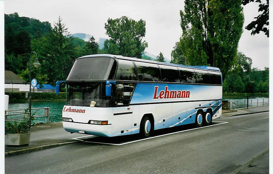 (042'401) - Lehmann, Studen - BE 49'821 - Neoplan am 5. August 2000 bei der Schifflndte Thun