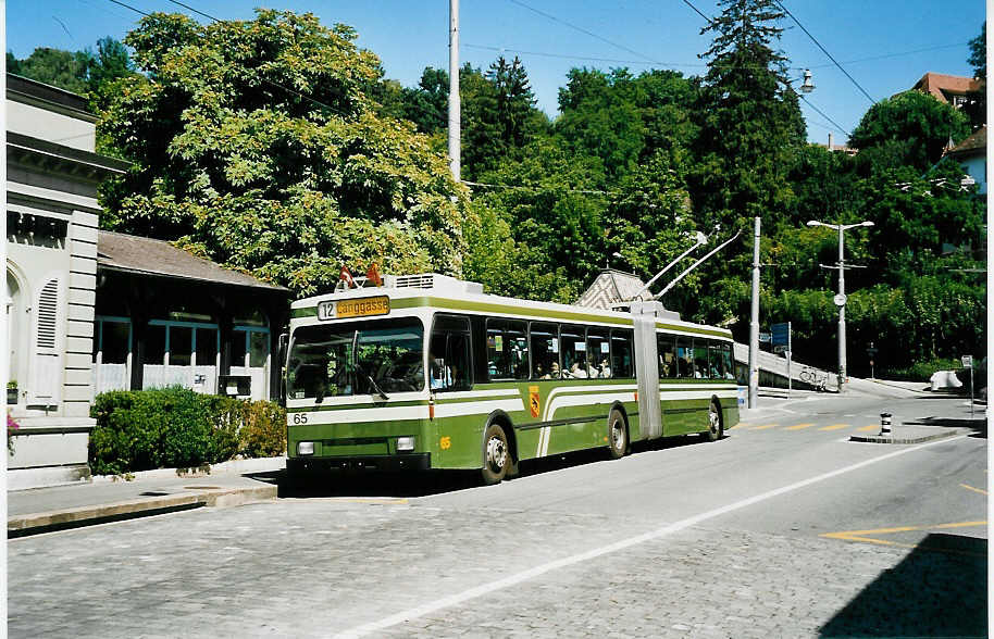 (042'420) - SVB Bern - Nr. 65 - Volvo/Hess Gelenktrolleybus am 12. August 2000 in Bern, Brengraben