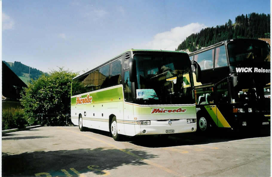 (042'532) - Hrzeler, Dietikon - Nr. 10/ZH 171'362 - Renault am 13. August 2000 in Adelboden, Landstrasse
