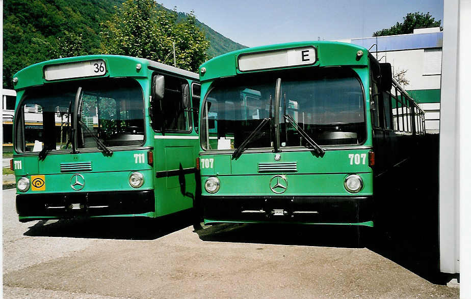 (042'936) - BVB Basel - Nr. 711 - Mercedes/FHS + Nr. 707 - Mercedes am 26. August 2000 in Biel, BTR