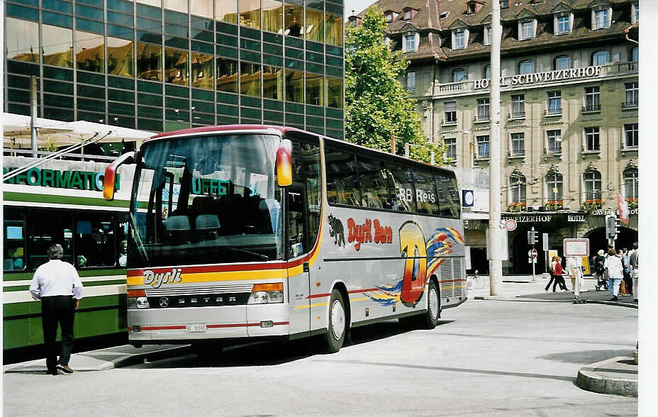 (043'025) - Dysli, Bern - Nr. 28/BE 30'392 - Setra am 1. September 2000 beim Bahnhof Bern