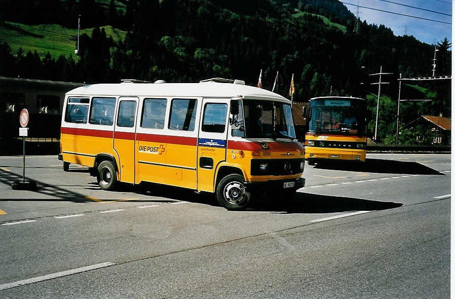 (043'202) - Geiger, Adelboden - Nr. 10/BE 90'275 - Mercedes am 10. September 2000 beim Bahnhof Reichenbach
