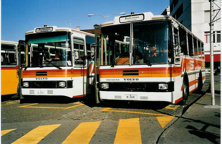 (043'231) - STI Thun - Nr. 1/BE 26'784 + Nr. 3/BE 26'635 - Volvo/R&J (ex TSG Blumenstein Nr. 1 + 3) am 19. September 2000 beim Bahnhof Thun