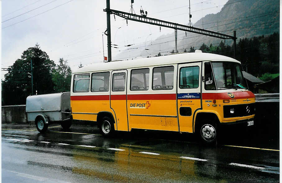 (043'332) - Geiger, Adelboden - Nr. 6/BE 26'710 - Mercedes am 2. Oktober 2000 beim Bahnhof Reichenbach