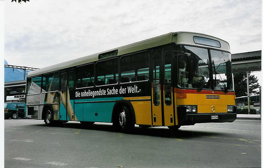 (043'430) - AAGI Interlaken - Nr. 36/BE 422'546 - Mercedes/R&J (ex P 25'302) am 8. Oktober 2000 beim Bahnhof Interlaken West