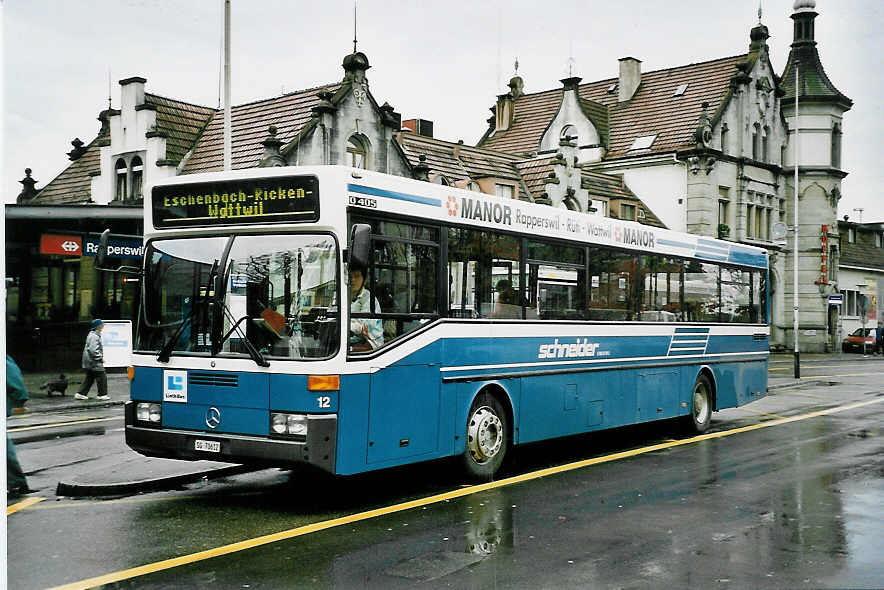 (043'515) - Schneider, Ermenswil - Nr. 12/SG 70'612 - Mercedes am 17. Oktober 2000 beim Bahnhof Rapperswil