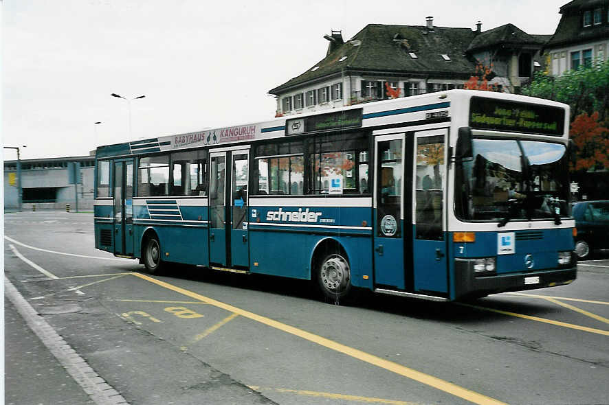 (043'536) - Schneider, Ermenswil - Nr. 7/SG 129'097 - Mercedes am 17. Oktober 2000 beim Bahnhof Rapperswil