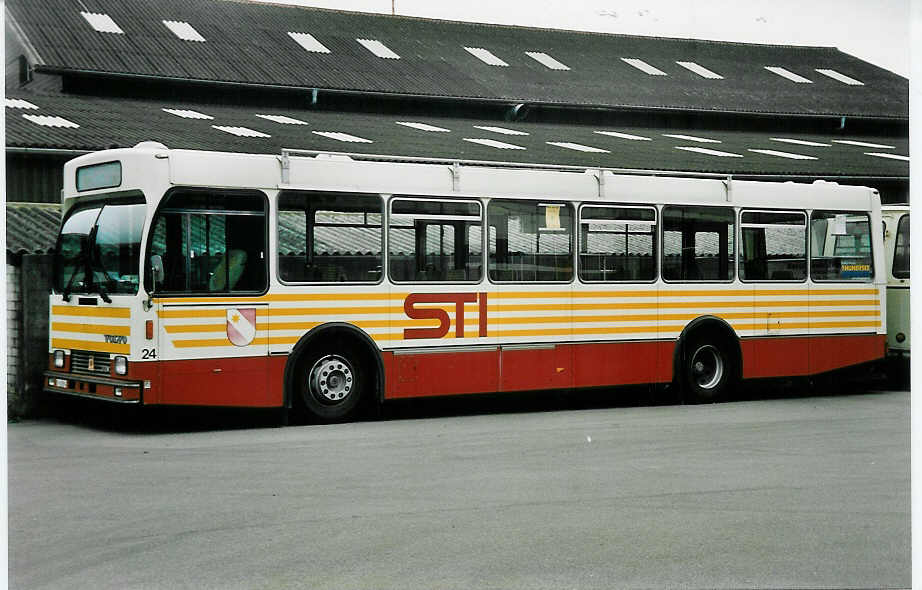 (043'632) - STI Thun - Nr. 24/BE 419'024 - Volvo/R&J (ex SAT Thun Nr. 24) am 23. Oktober 2000 in Thun, Garage