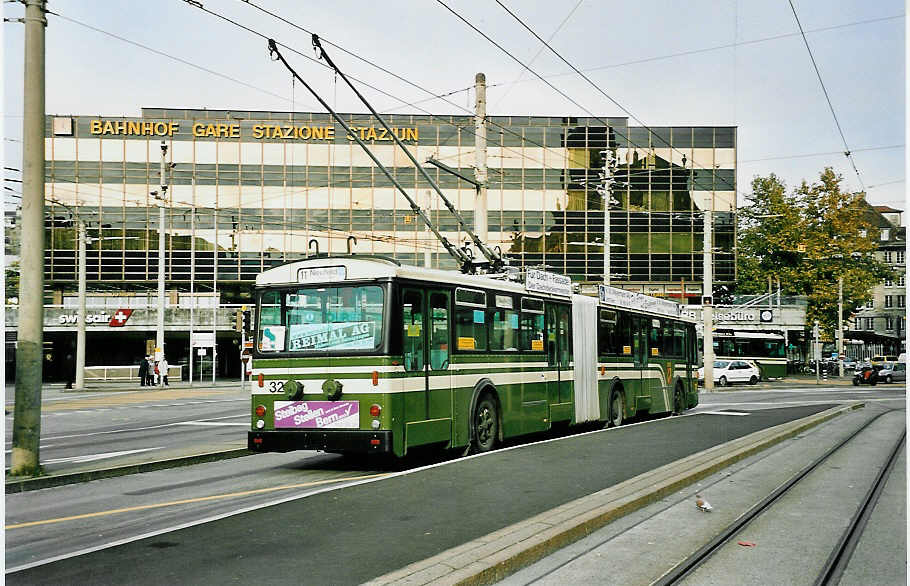 (043'801) - SVB Bern - Nr. 32 - FBW/Gangloff Gelenktrolleybus am 19. November 2000 beim Bahnhof Bern