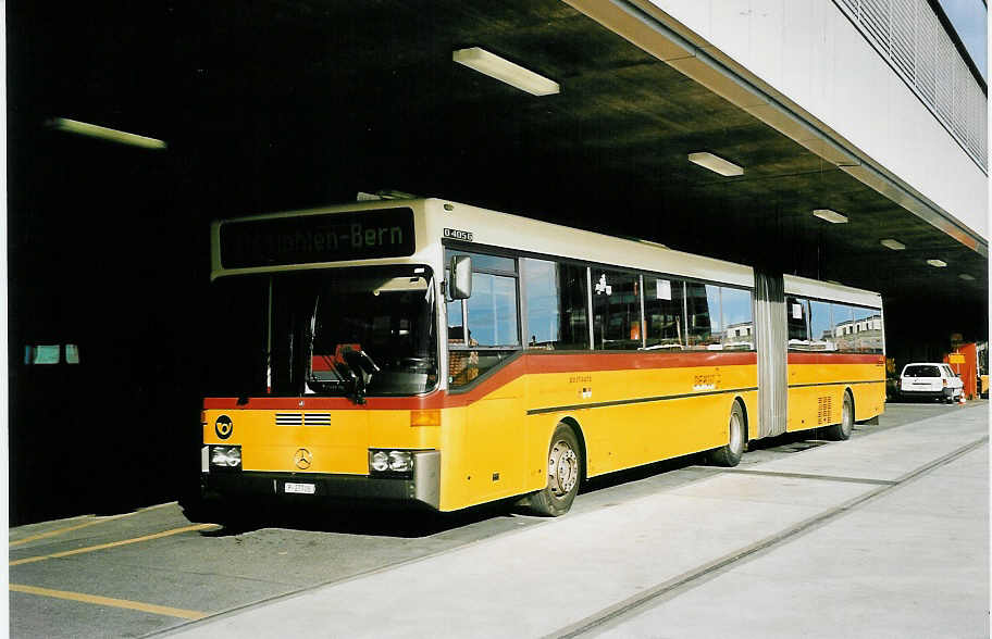 (043'804) - PTT-Regie - P 27'708 - Mercedes am 19. November 2000 in Bern, Postautostation