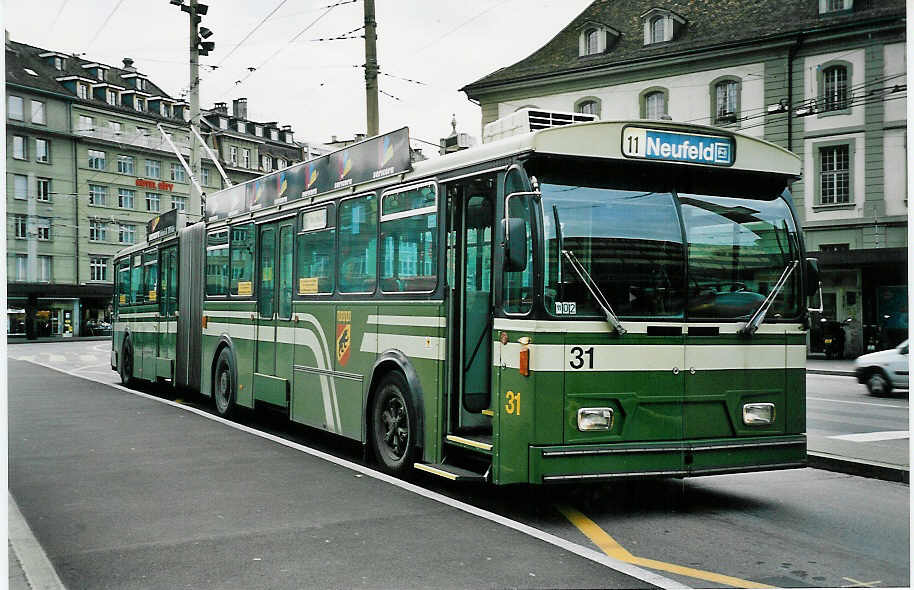 (043'812) - SVB Bern - Nr. 31 - FBW/Hess Gelenktrolleybus am 19. November 2000 beim Bahnhof Bern