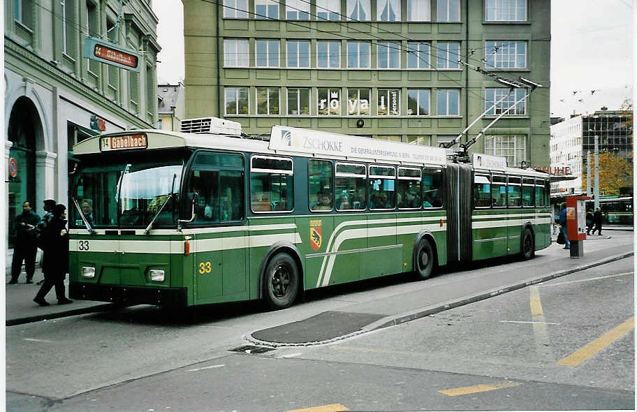(043'818) - SVB Bern - Nr. 33 - FBW/Hess Gelenktrolleybus am 19. November 2000 beim Bahnhof Bern