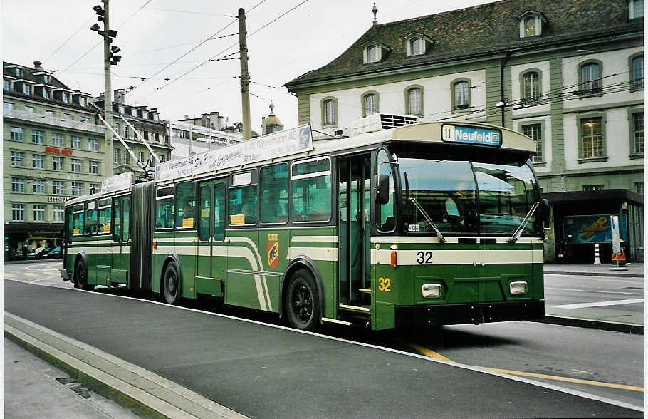 (043'819) - SVB Bern - Nr. 32 - FBW/Gangloff Gelenktrolleybus am 19. November 2000 beim Bahnhof Bern