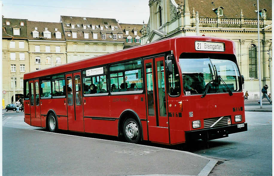 (043'824) - Bernmobil, Bern - Nr. 181/BE 451'181 - Volvo/Gangloff am 19. November 2000 beim Bahnhof Bern