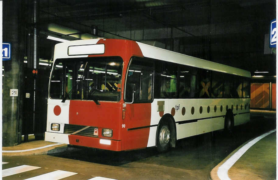 (043'901) - TPF Fribourg - Nr. 90/FR 657 - Volvo/R&J (ex GFM Fribourg Nr. 90; ex SVB Bern Nr. 186) am 25. November 2000 in Fribourg, Busbahnhof