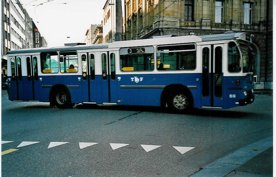 (043'907) - TF Fribourg - Nr. 69/FR 621 - Volvo/Hess am 25. November 2000 in Fribourg, Place Phyton