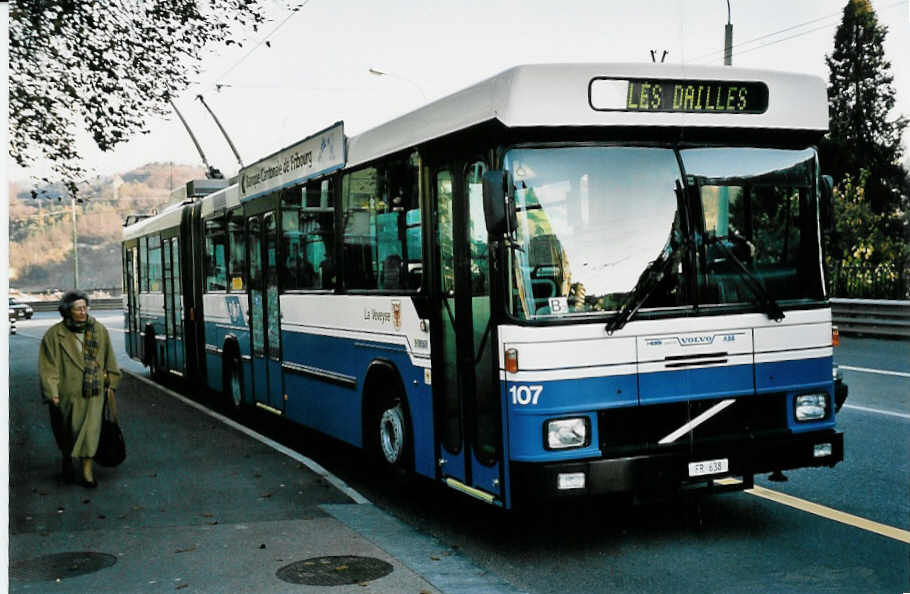(043'909) - TF Fribourg - Nr. 107/FR 638 - Volvo/Hess Gelenkduobus am 25. November 2000 in Fribourg, Place Phyton