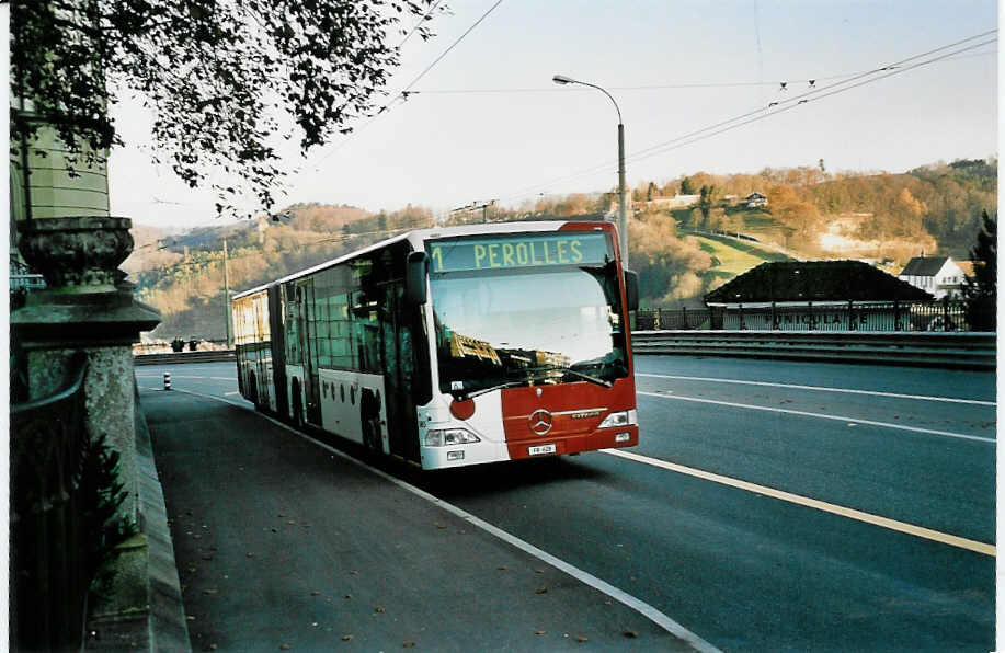 (043'914) - TPF Fribourg - Nr. 585/FR 628 - Mercedes am 25. November 2000 in Fribourg, Place Phyton