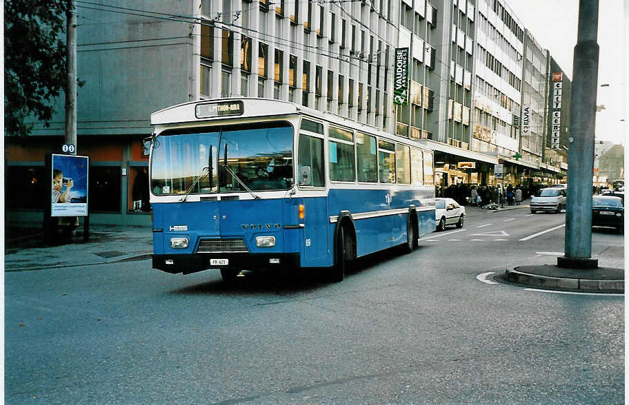 (043'915) - TF Fribourg - Nr. 69/FR 621 - Volvo/Hess am 25. November 2000 in Fribourg, Place Phyton