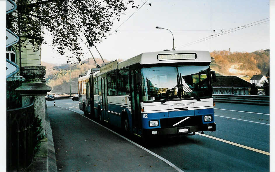 (043'917) - TF Fribourg - Nr. 112/FR 644 - Volvo/Hess Gelenkduobus am 25. November 2000 in Fribourg, Place Phyton