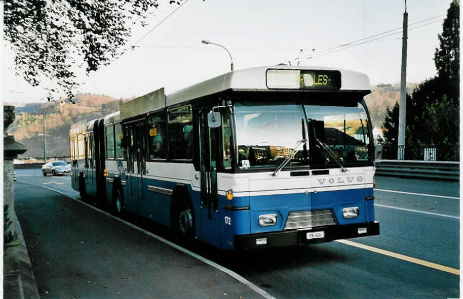 (043'918) - TF Fribourg - Nr. 172/FR 624 - Volvo/Hess am 25. November 2000 in Fribourg, Place Phyton