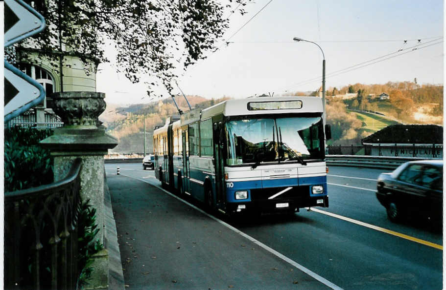 (043'919) - TF Fribourg - Nr. 110/FR 642 - Volvo/Hess Gelenkduobus am 25. November 2000 in Fribourg, Place Phyton