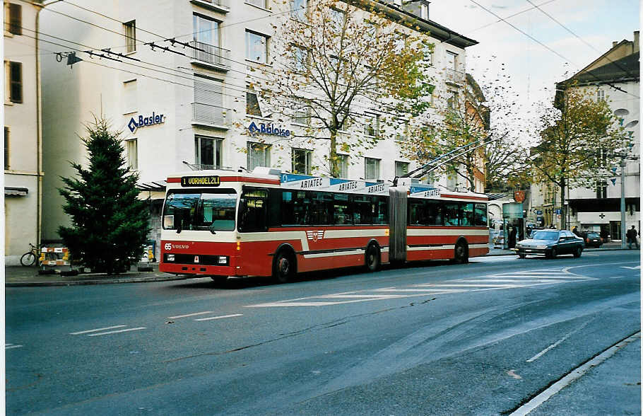 (044'007) - VB Biel - Nr. 65 - Volvo/R&J Gelenktrolleybus am 2. Dezember 2000 in Biel, Mhlebrcke