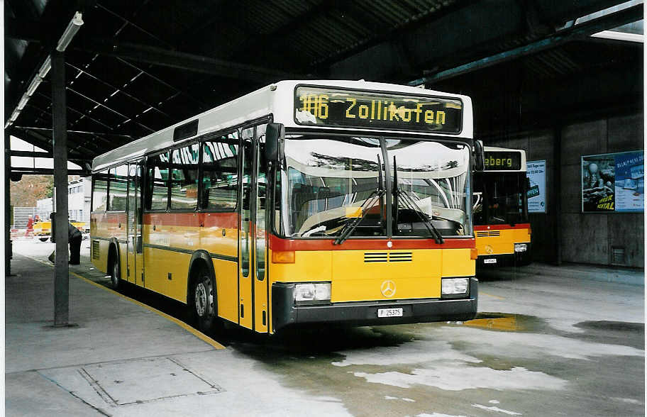 (044'022) - PTT-Regie - P 25'375 - Mercedes/Lauber am 11. Dezember 2000 in Bern, Postautostation