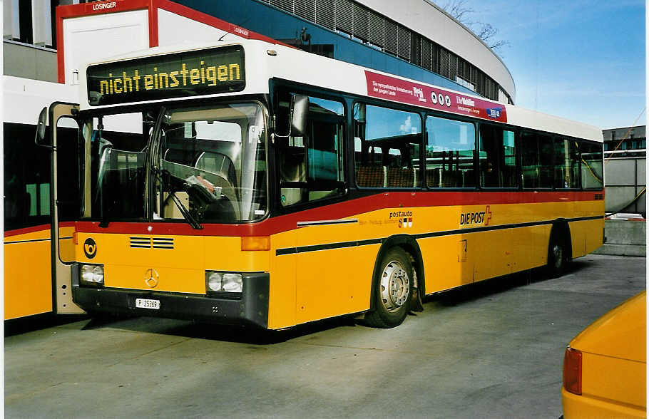 (044'023) - PTT-Regie - P 25'369 - Mercedes/R&J am 11. Dezember 2000 in Bern, Postautostation