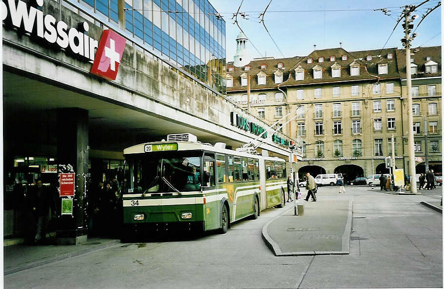 (044'025) - SVB Bern - Nr. 34 - FBW/Gangloff Gelenktrolleybus am 11. Dezember 2000 beim Bahnhof Bern