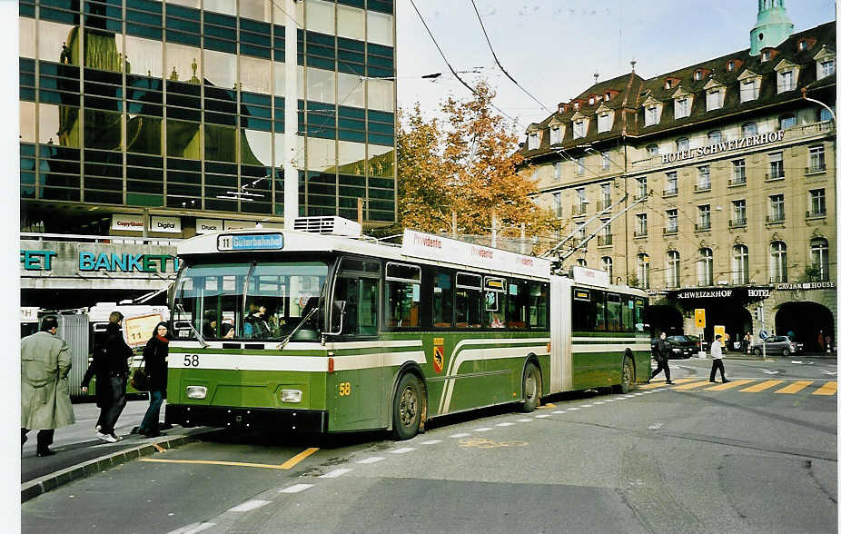 (044'026) - SVB Bern - Nr. 58 - FBW/Hess Gelenktrolleybus am 11. Dezember 2000 beim Bahnhof Bern