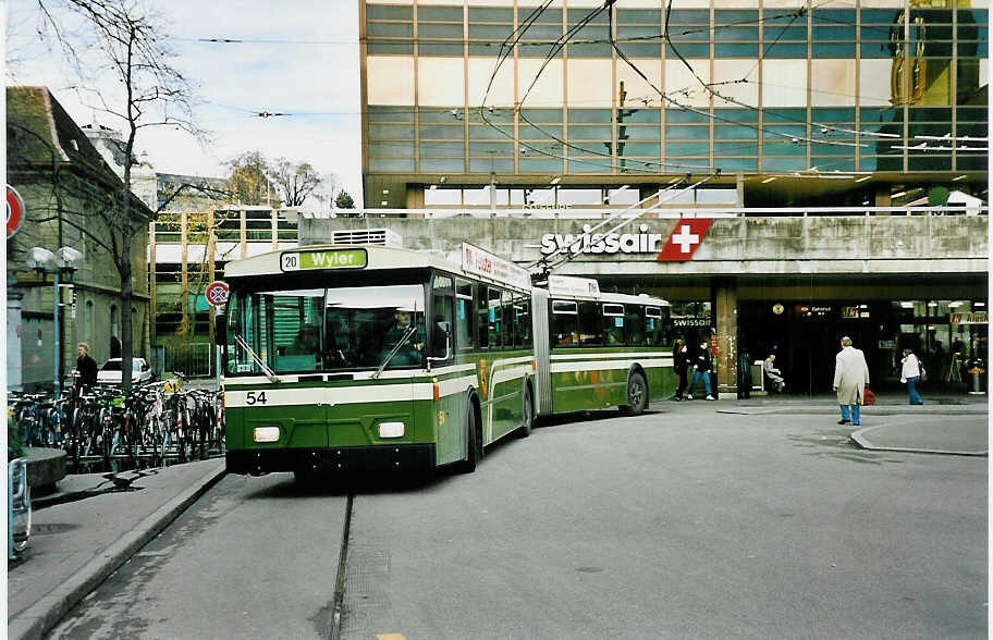 (044'028) - SVB Bern - Nr. 54 - FBW/Hess Gelenktrolleybus am 11. Dezember 2000 beim Bahnhof Bern
