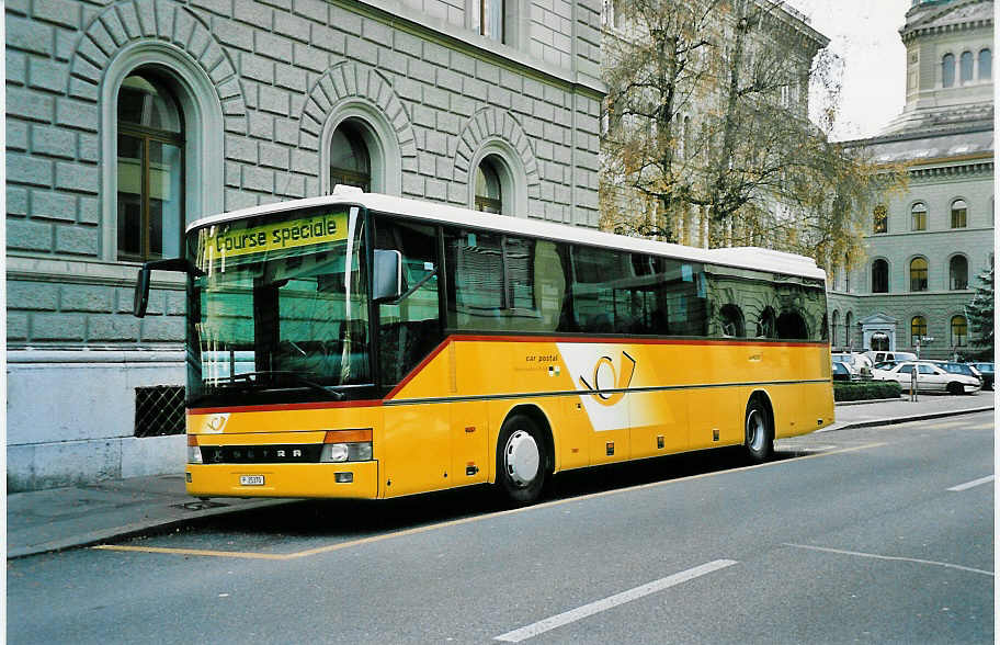(044'034) - PTT-Regie - P 25'370 - Setra am 11. Dezember 2000 in Bern, Bundeshaus