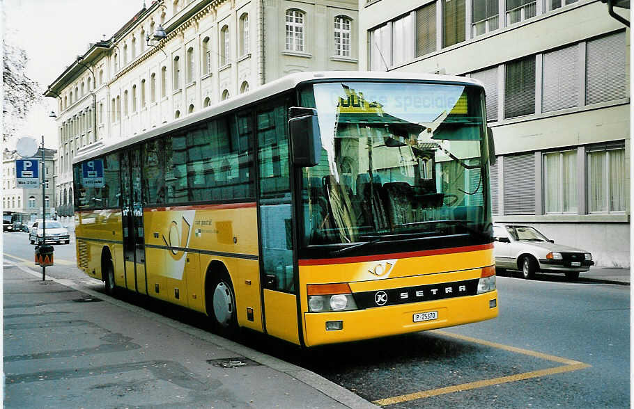 (044'035) - PTT-Regie - P 25'370 - Setra am 11. Dezember 2000 in Bern, Bundeshaus