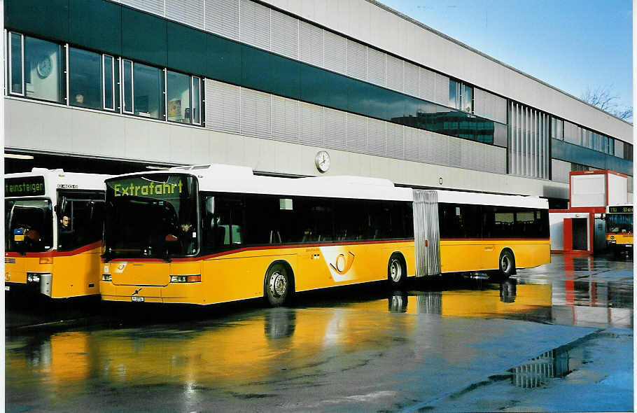 (044'218) - PTT-Regie - P 27'734 - Volvo/Hess am 28. Dezember 2000 in Bern, Postautostation