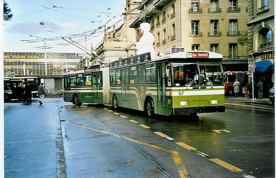 (044'225) - SVB Bern - Nr. 57 - FBW/Hess Gelenktrolleybus am 28. Dezember 2000 beim Bahnhof Bern