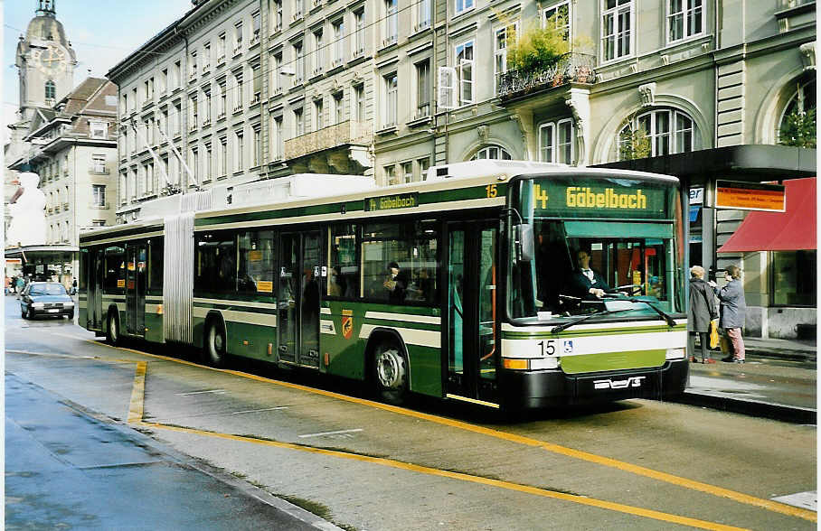 (044'228) - SVB Bern - Nr. 15 - NAW/Hess Gelenktrolleybus am 28. Dezember 2000 beim Bahnhof Bern