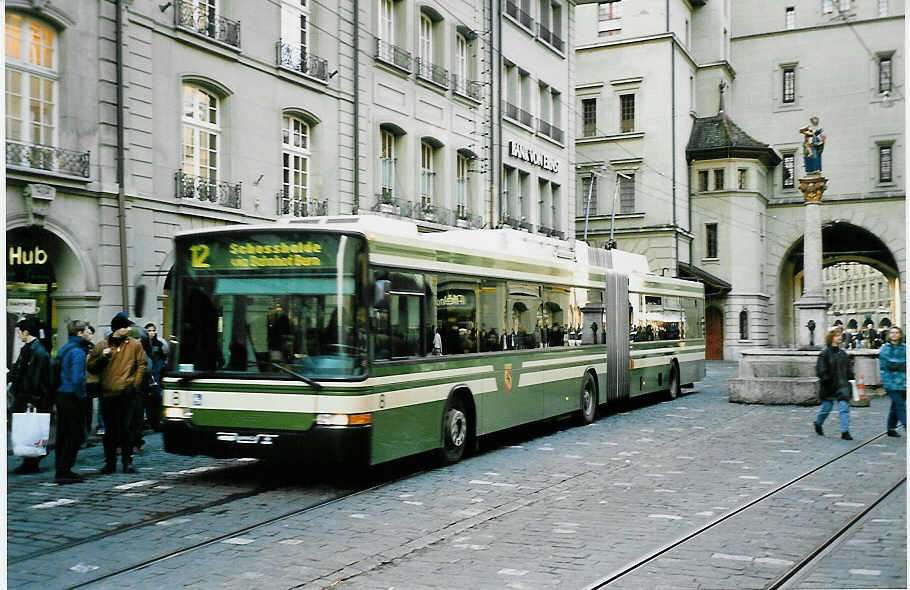 (044'235) - SVB Bern - Nr. 8 - NAW/Hess Gelenktrolleybus am 28. Dezember 2000 in Bern, Marktgasse