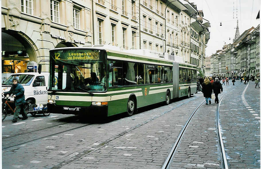 (044'301) - SVB Bern - Nr. 7 - NAW/Hess Gelenktrolleybus am 28. Dezember 2000 in Bern, Marktgasse